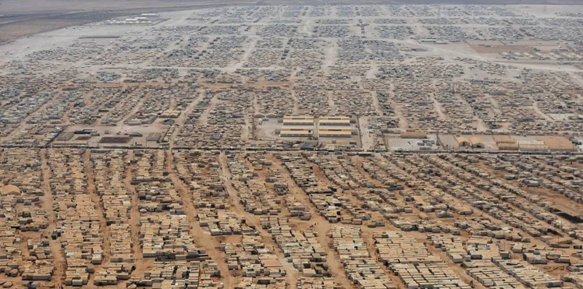 بالصور.. طالب أردني يزرع الأمل في نفوس أطفال مخيم الزعتري