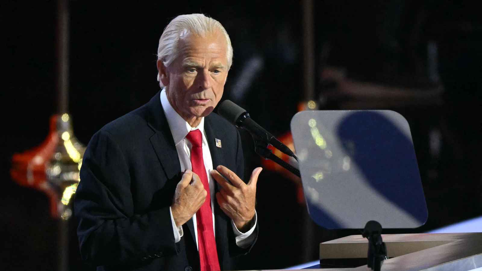 "أحمق".. ماسك يهاجم مستشار ترامب التجاري