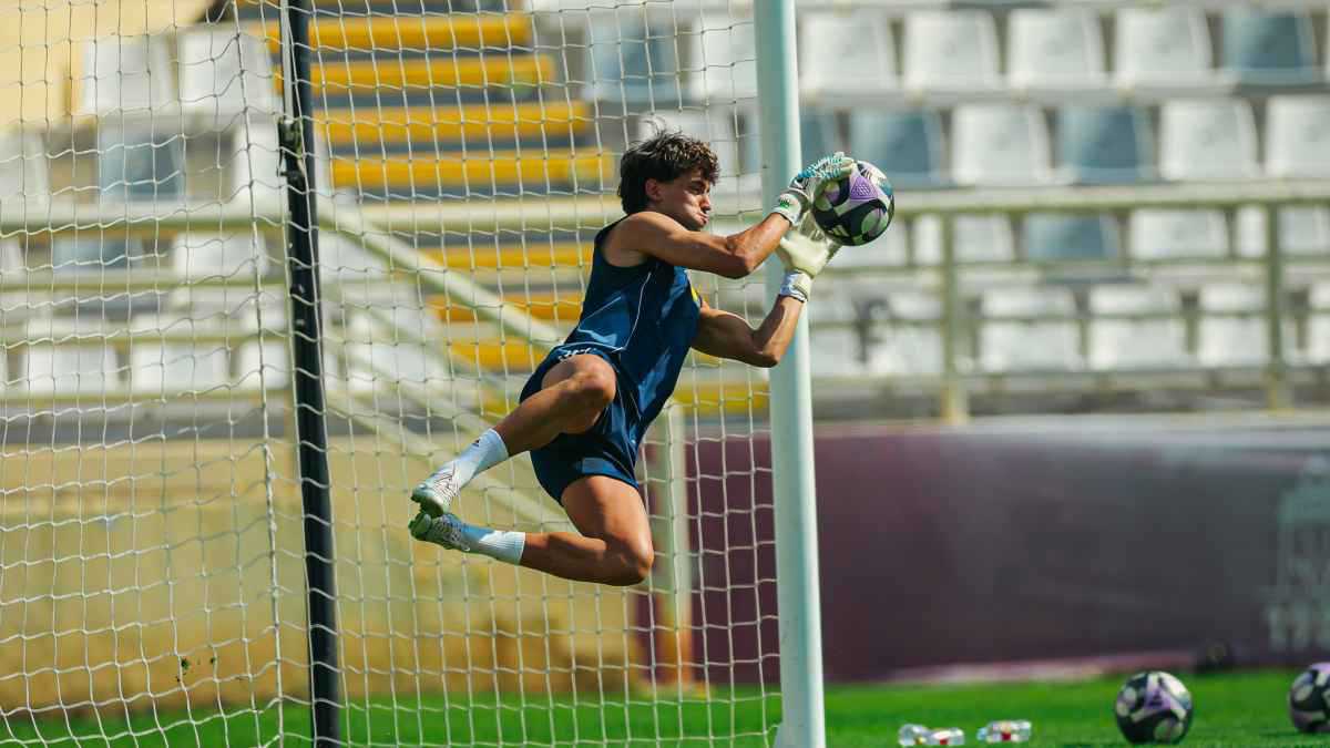 جواو فيليكس يتحول إلى حارس مرمى قبل مباراة النصر والوحدة الإماراتي (فيديو)