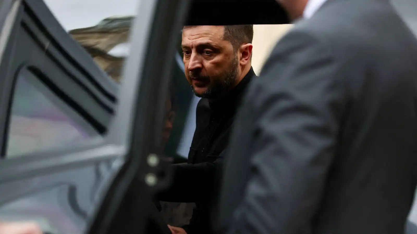 أوكرانيا تصدر أمر توقيف بحق شريك أعمال سابق لزيلينسكي