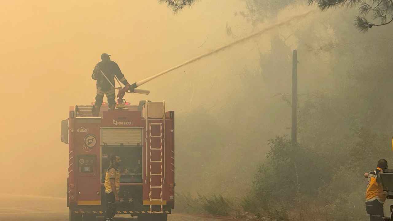 بعد التركية.. فرق أردنية تشارك في إخماد حرائق اللاذقية في سوريا (فيديو)