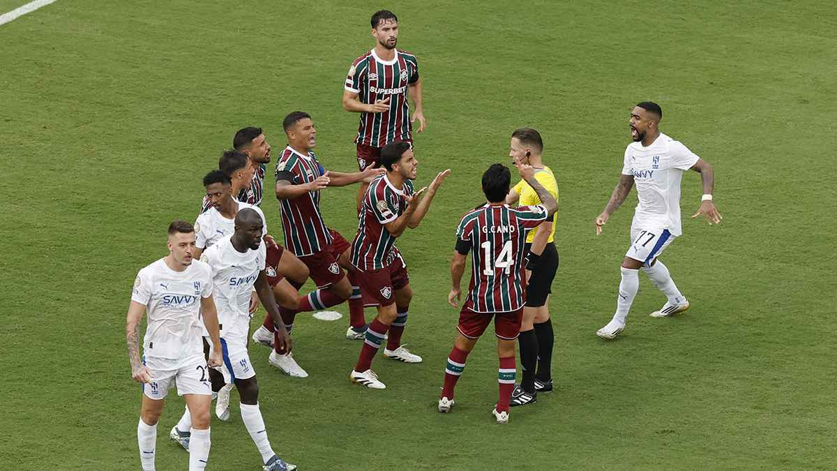 ضربة جزاء "ملغاة" تفجر جدلا في مباراة الهلال وفلومينينسي (فيديو)