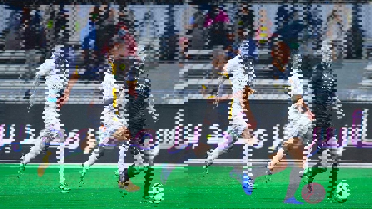 نادي النصر يكتسح أُحد ويواصل مطاردة الهلال في الدوري السعودي (فيديو)