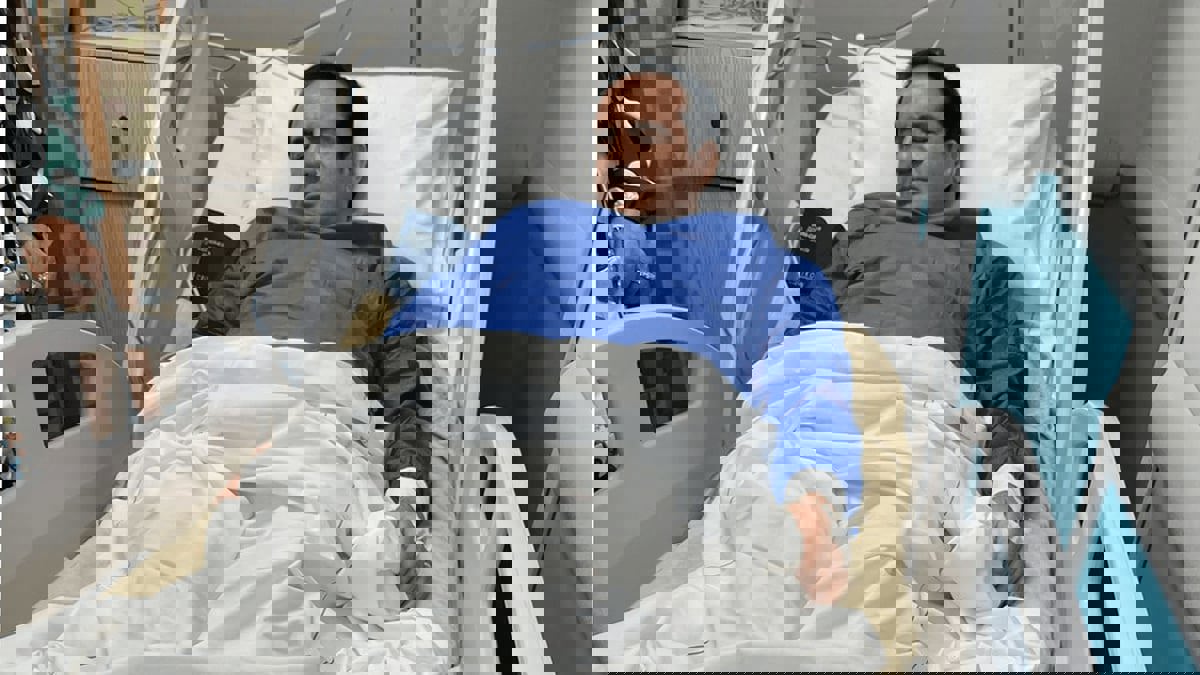 بعد جراحة دقيقة في القلب.. نجل الفنان محمد ثروت يكشف تطورات حالة والده الصحية