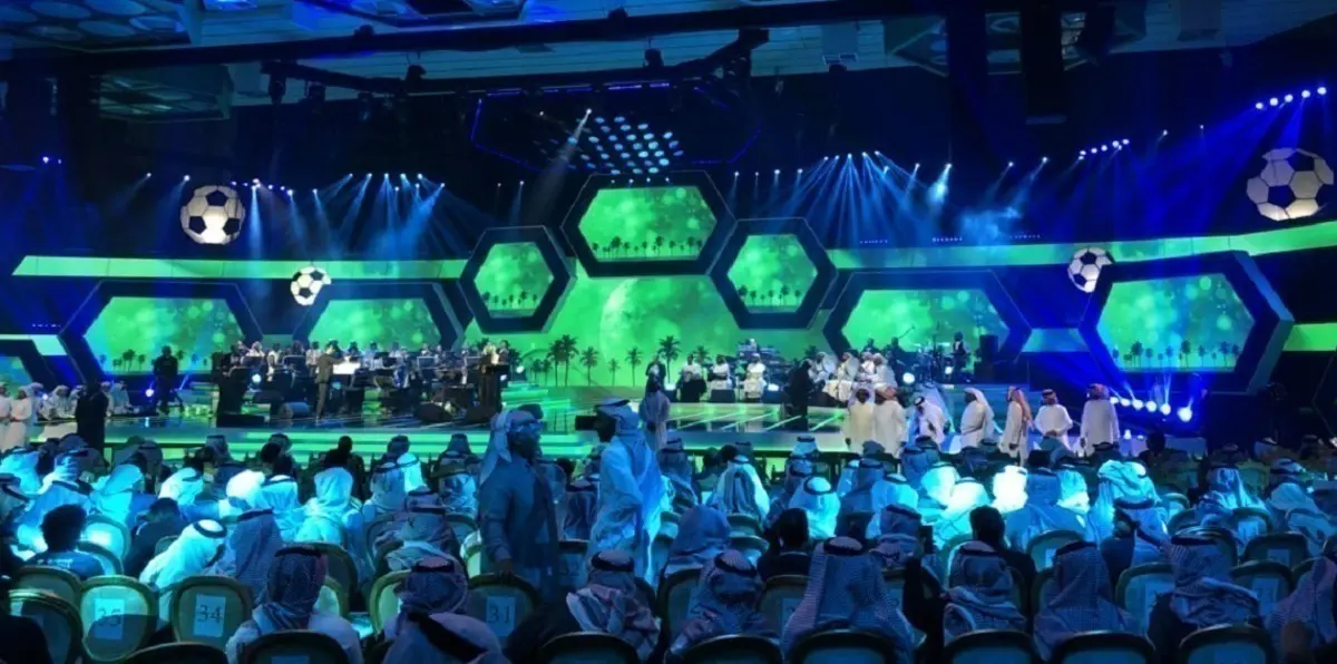 استياء لسقوط علم السعودية تحت قدم أحد ضيوف حفل هيئة الرياضة (صورة)‎