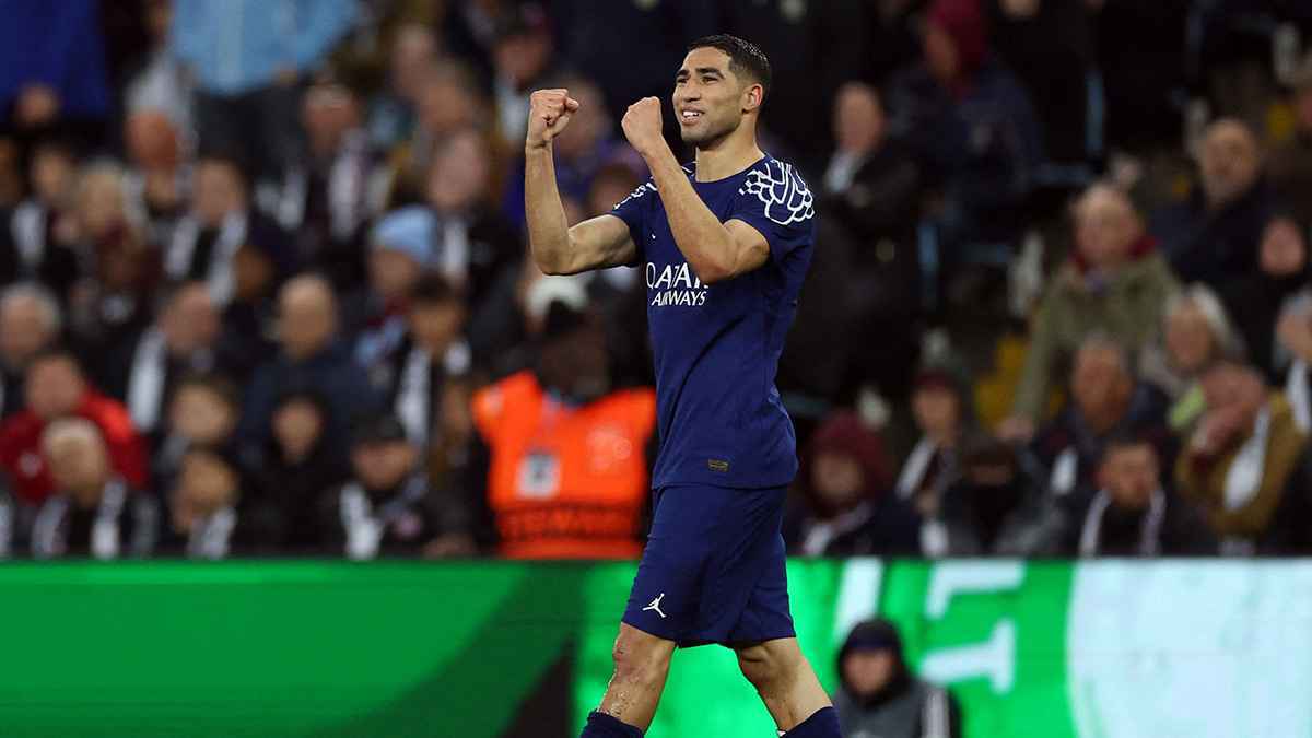 أنا أعشقك.. أسطورة مانشستر سيتي يفاجئ أشرف حكيمي (فيديو)