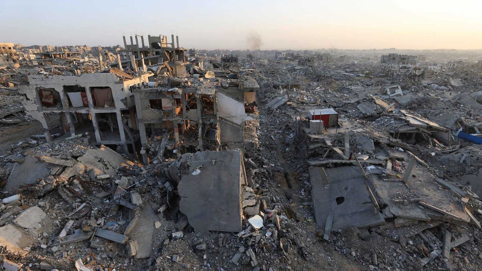 الجيش الإسرائيلي يقصف خان يونس ويواصل عمليات نسف في غزة