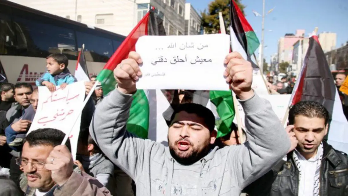 لإخماد الحراك الشبابي.. حكومة حماس تُخدر الاقتصاد الغزي بقرارات ثانوية