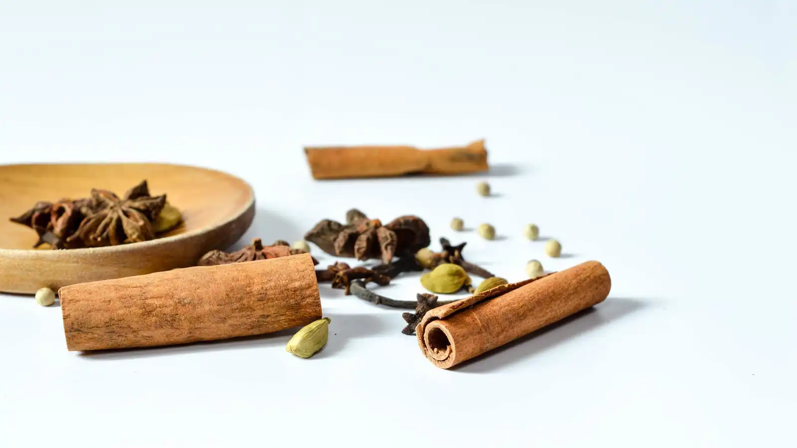 الهيل أم القرفة.. أيهما أكثر فائدة لصحتك؟