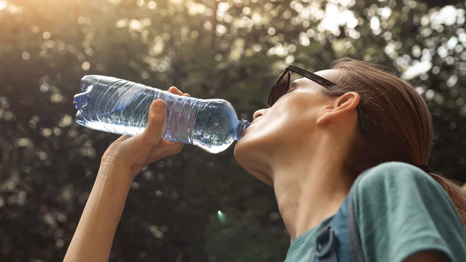 دراسة تربط مياه العبوات البلاستيكية بزيادة خطر السرطان