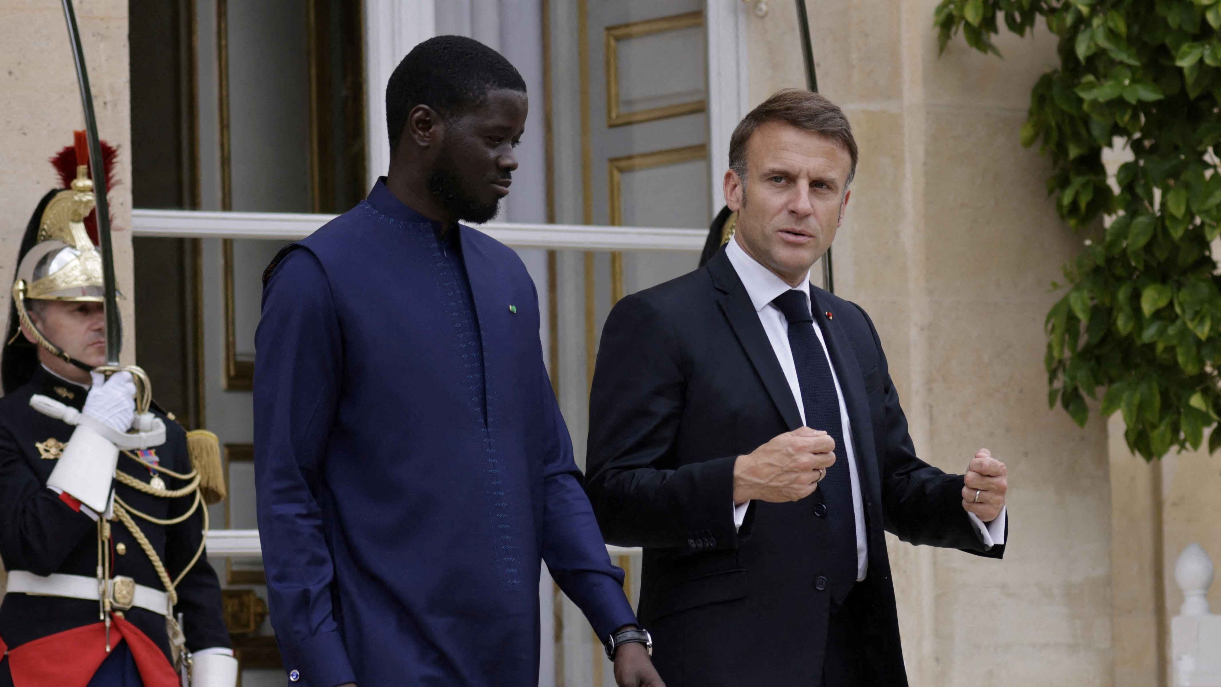 "جون أفريك": غموض حول ترتيبات الانسحاب الفرنسي من السنغال