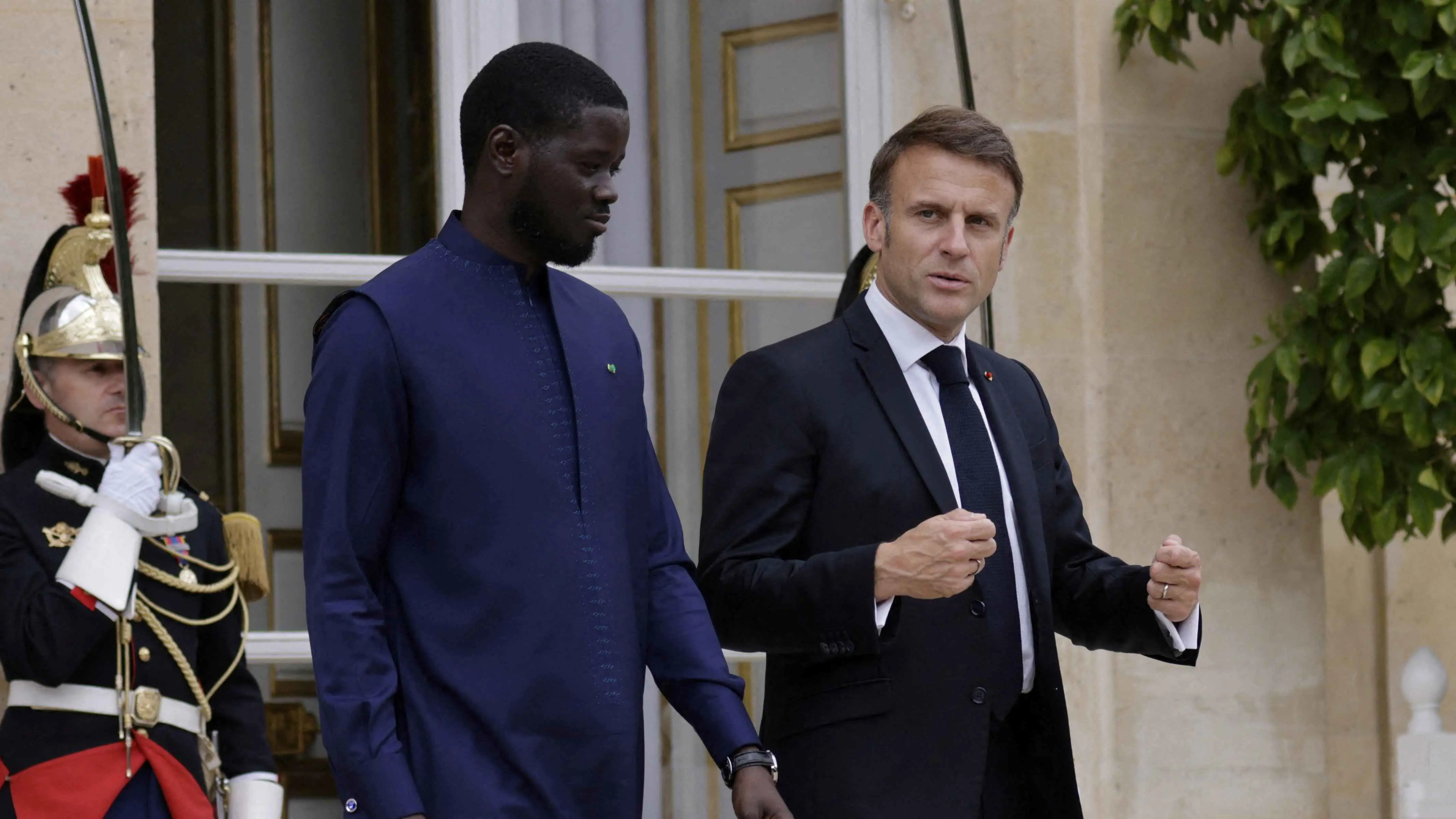 "جون أفريك": غموض حول ترتيبات الانسحاب الفرنسي من السنغال