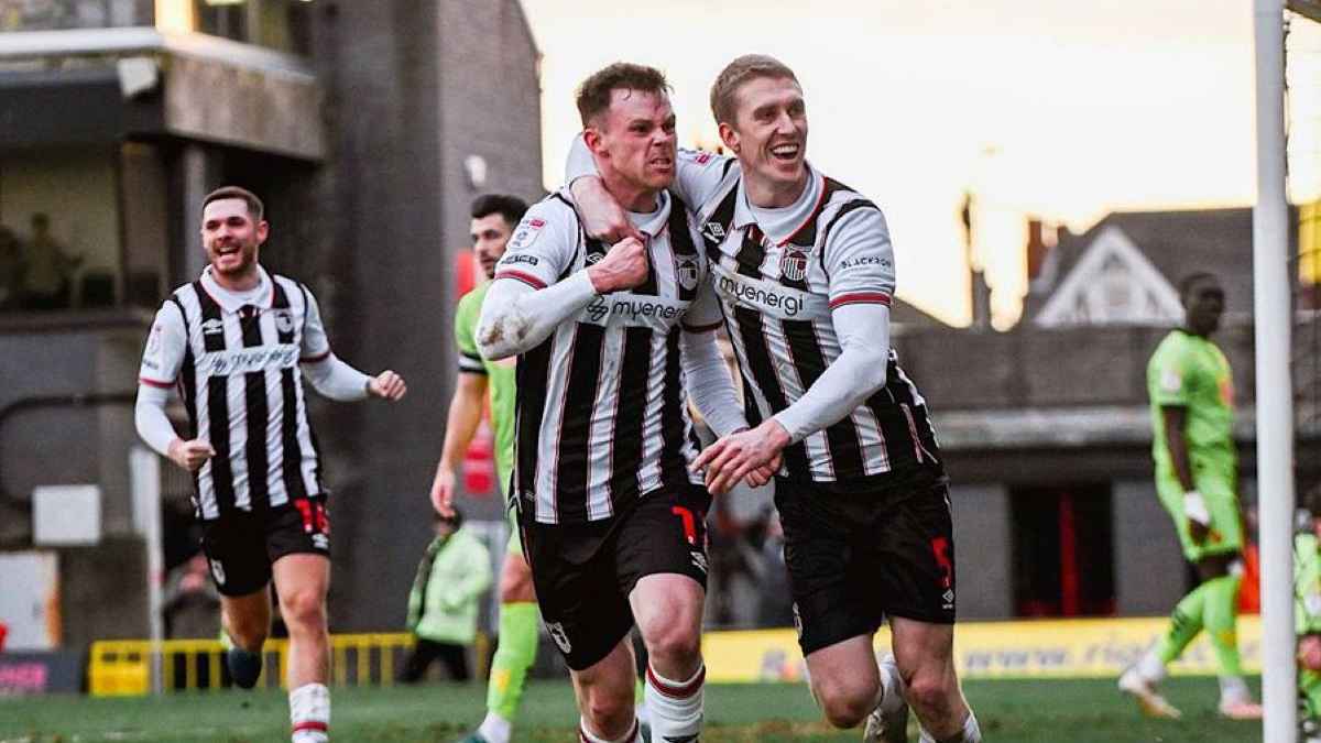 حادثة غريبة.. طائر نورس "يساعد" فريقا إنجليزيا على الفوز (فيديو وصور)