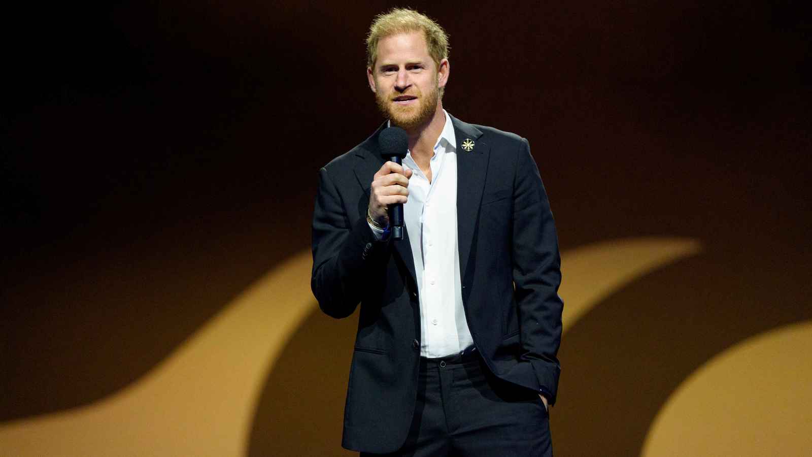 الأمير هاري يطرح مبادرة سلام جديدة للعائلة المالكة