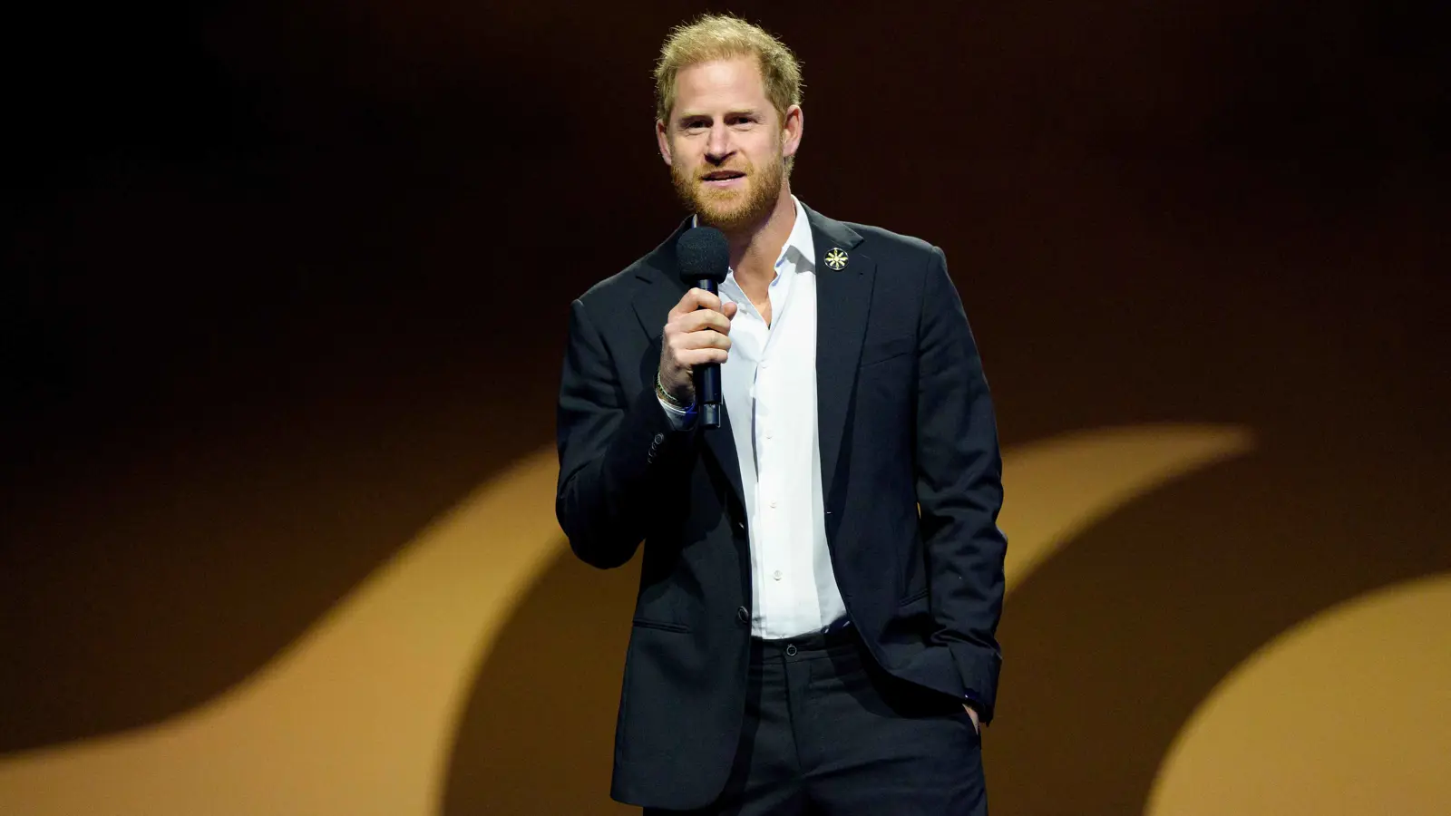 الأمير هاري يطرح مبادرة سلام جديدة للعائلة المالكة