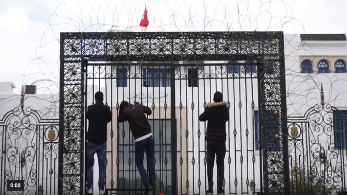 وسط تهديد بالانتحار الجماعي.. محتجون يحاولون اقتحام مقر البرلمان التونسي (فيديو)