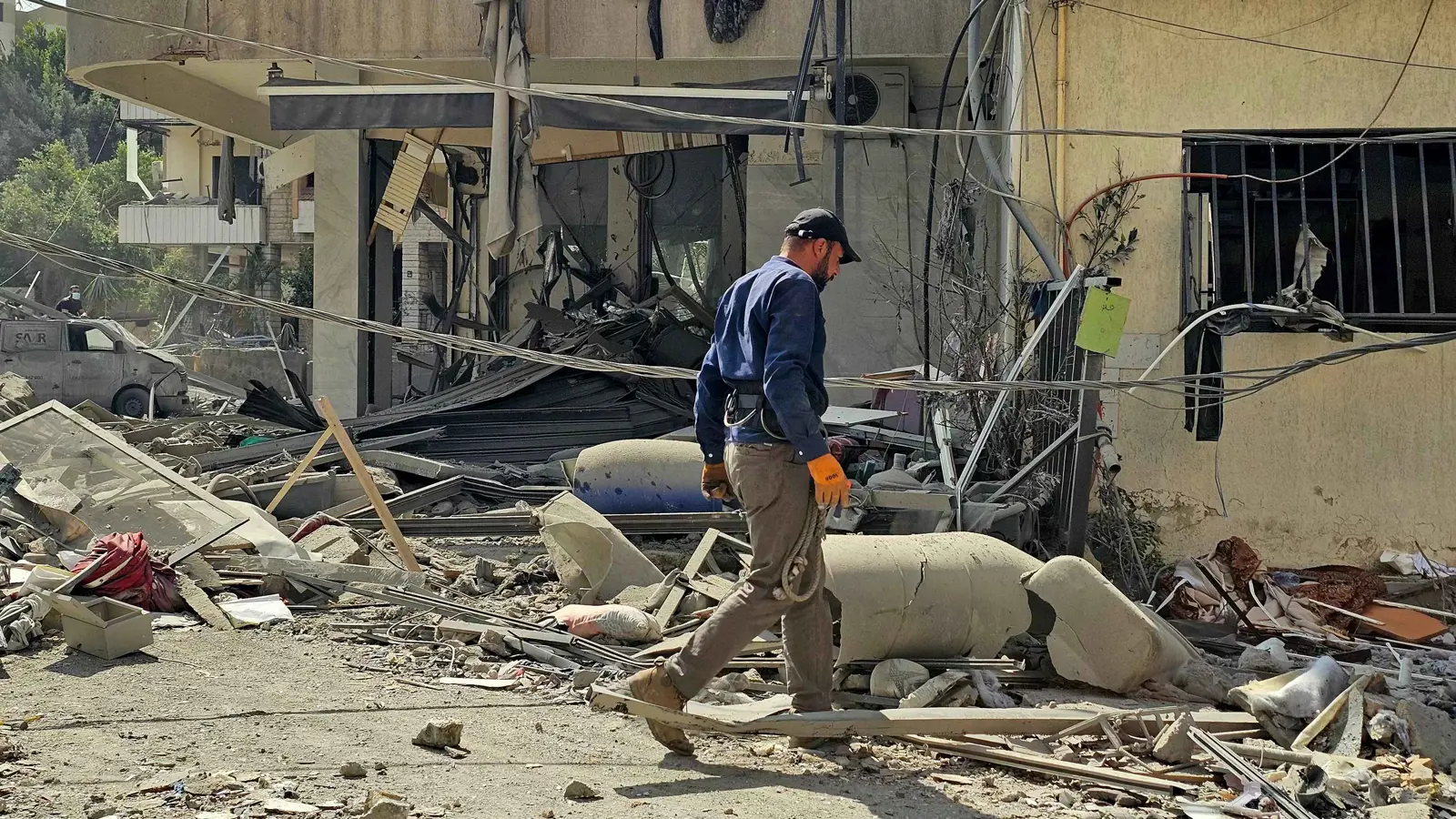 "أزمة معقدة".. هل بات لبنان "أسيراً" بين سلاح "حزب الله" واعتداءات إسرائيل؟