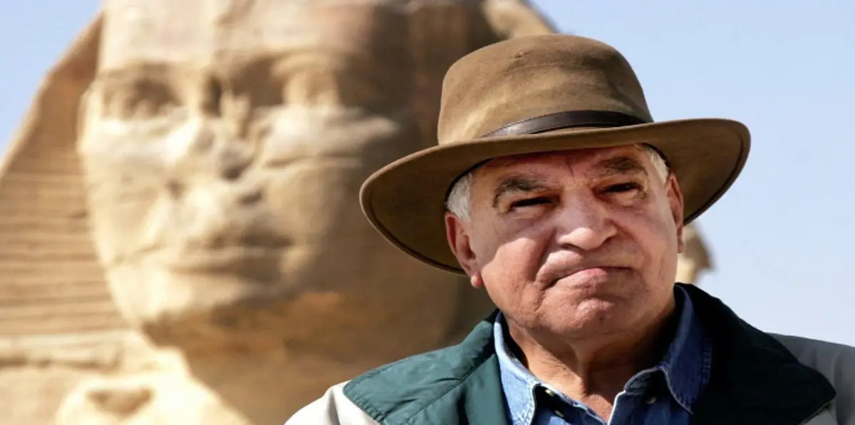 اتهام لزاهي حواس بتحمل مسؤولية سرقة تابوت خشبي أثري في مصر