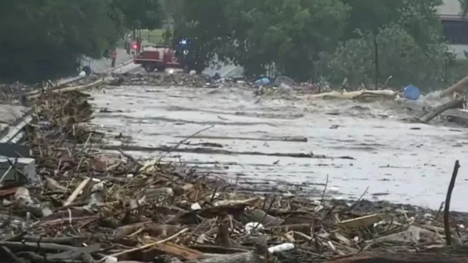 قتلى ومفقودون جراء فيضانات مفاجئة في تكساس (فيديو وصور)