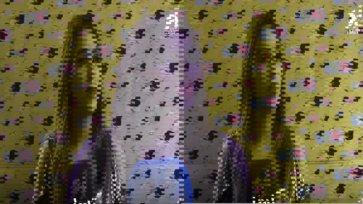 علاج كورونا بالرقص.. الفنانة نرمين صفر تتحدى الفيروس (فيديو)