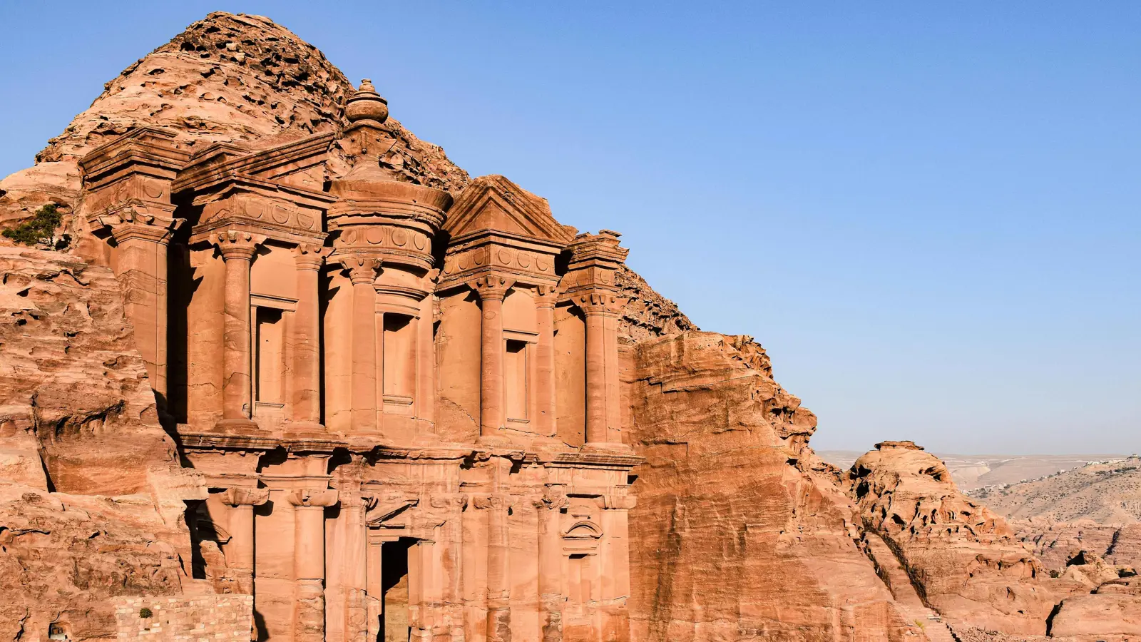 السيول تودي بحياة سائحة بلجيكية وطفلها في الأردن