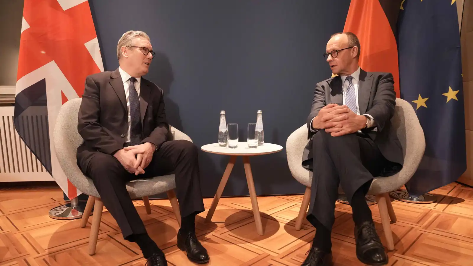 ستارمر يطلع ميرتس على استخدام القوات الأمريكية للقواعد البريطانية