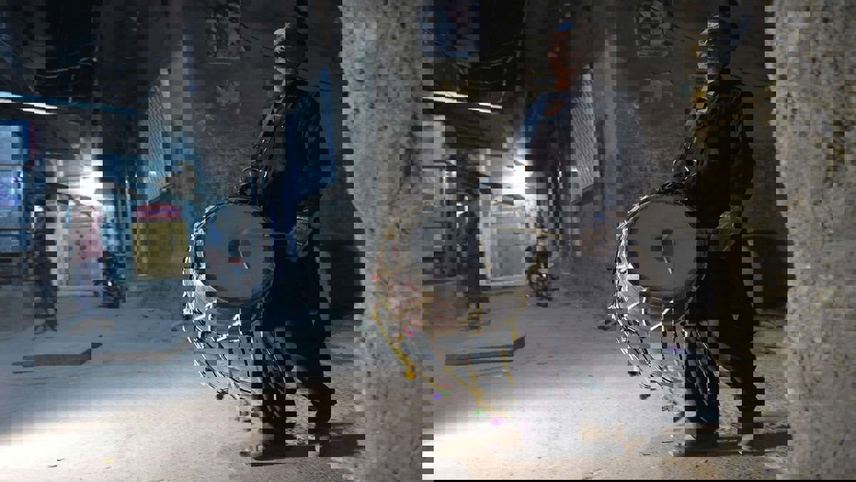 بوطبيلة.. مسحراتي تونس "يخرق" حظر التجول من أجل إيقاظ الناس للسحور (فيديو إرم)