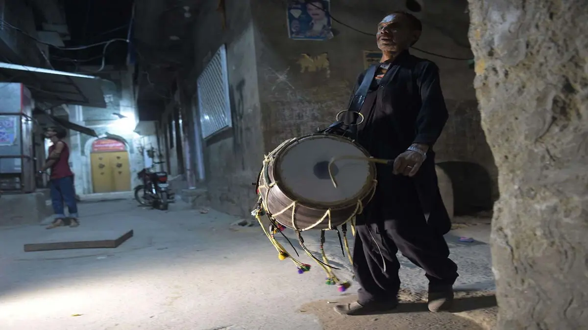 بوطبيلة.. مسحراتي تونس "يخرق" حظر التجول من أجل إيقاظ الناس للسحور (فيديو إرم)