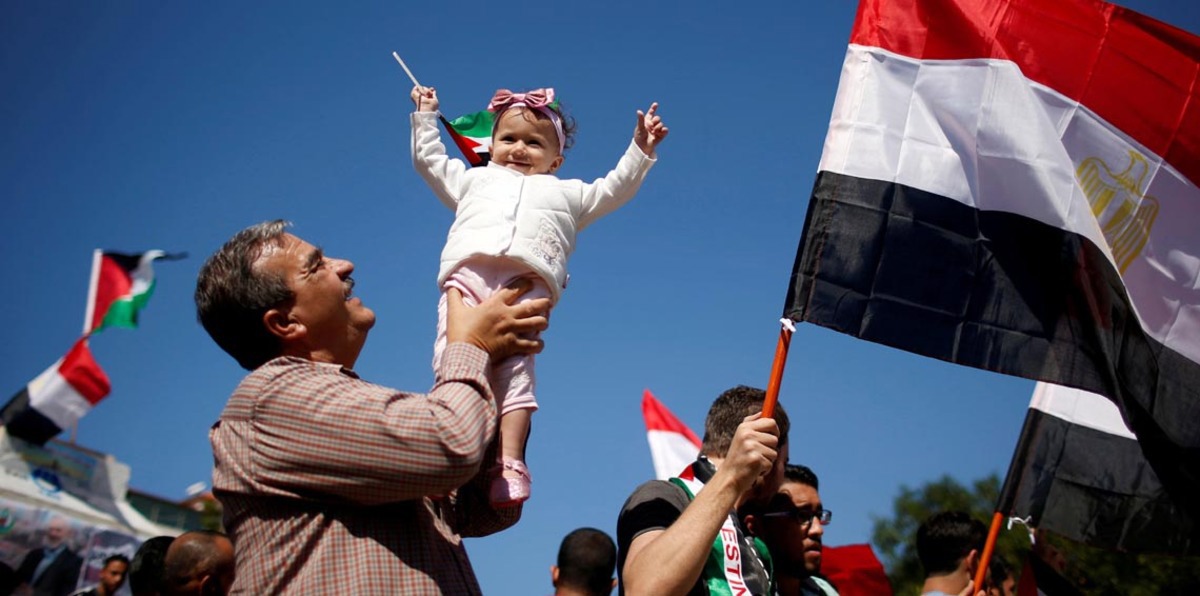 فلسطينيون بغزة يحتفلون بالتوصل لاتفاق المصالحة بالقاهرة (صور)