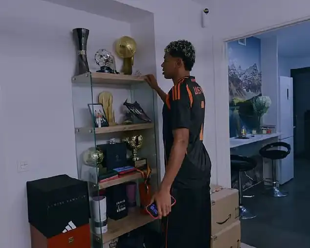 لامين يامال في منزله