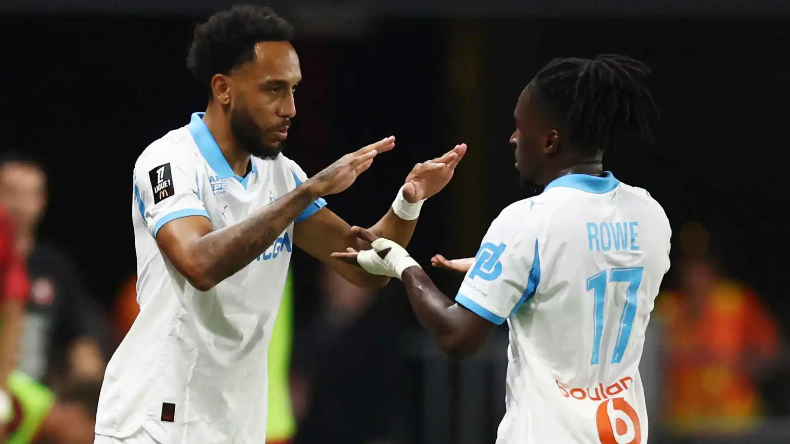 أوباميانغ يتدخل لفض مشادة حادة بين نجمي مارسيليا بعد الخسارة في الدوري الفرنسي