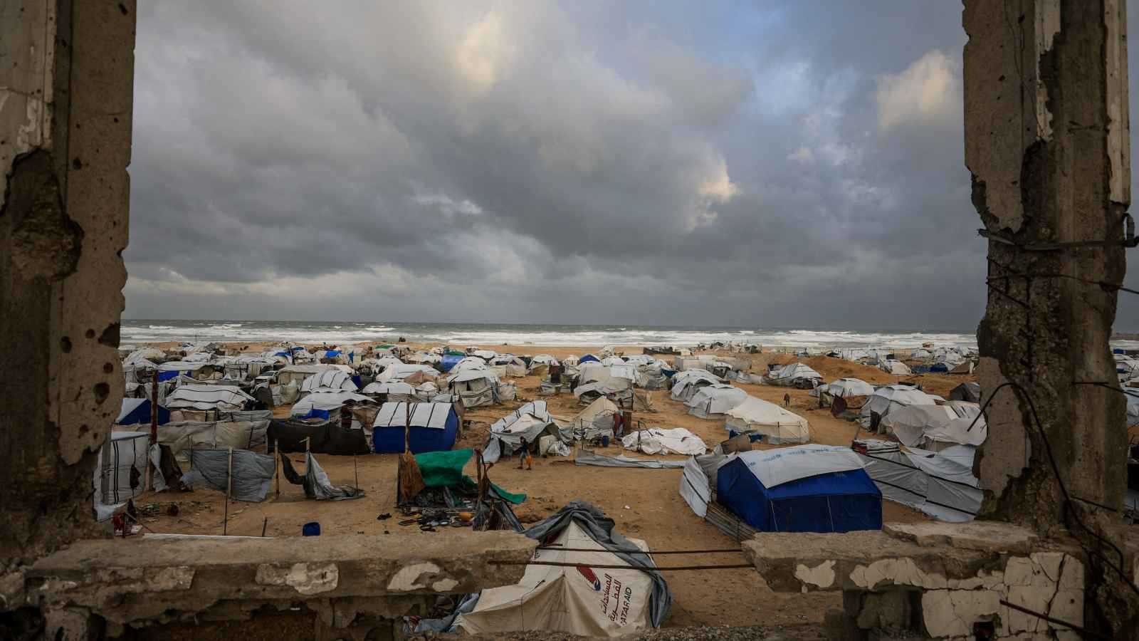 مأساة جديدة.. 6 وفيات وتضرر آلاف الخيام جراء الأمطار في غزة (فيديو وصور)