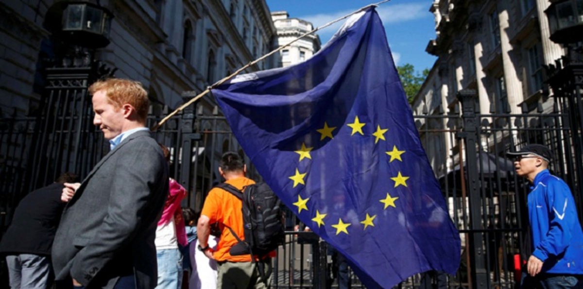 بريطانيا.. صحيفة تُعلن "وفاة الديمقراطية" وتدعو الشعب للمقاومة