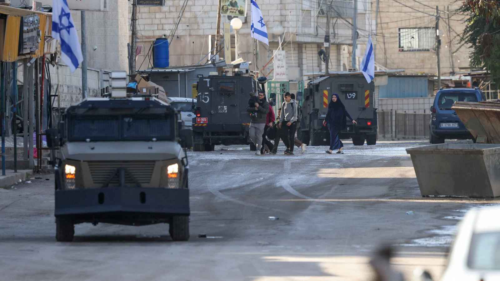 "السور الحديدي".. إسرائيل تُعيد تشكيل الضفة الغربية بدعم أمريكي