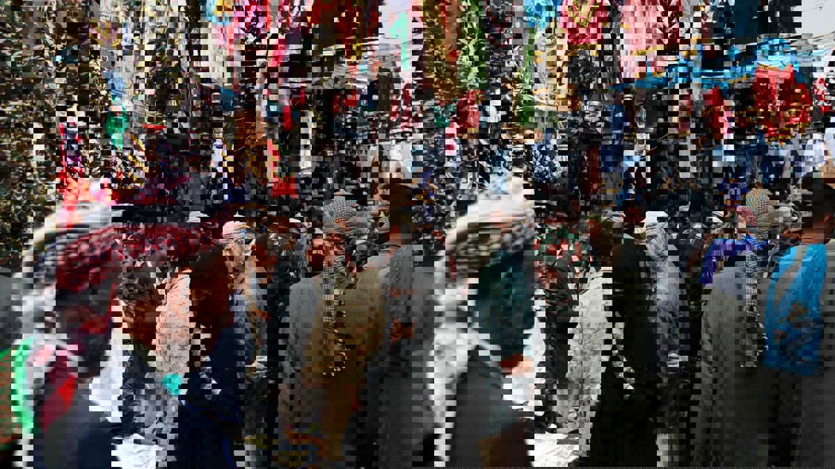 "كورونا والغلاء والحرب".. أزمات تسرق فرحة العيد من أطفال اليمن