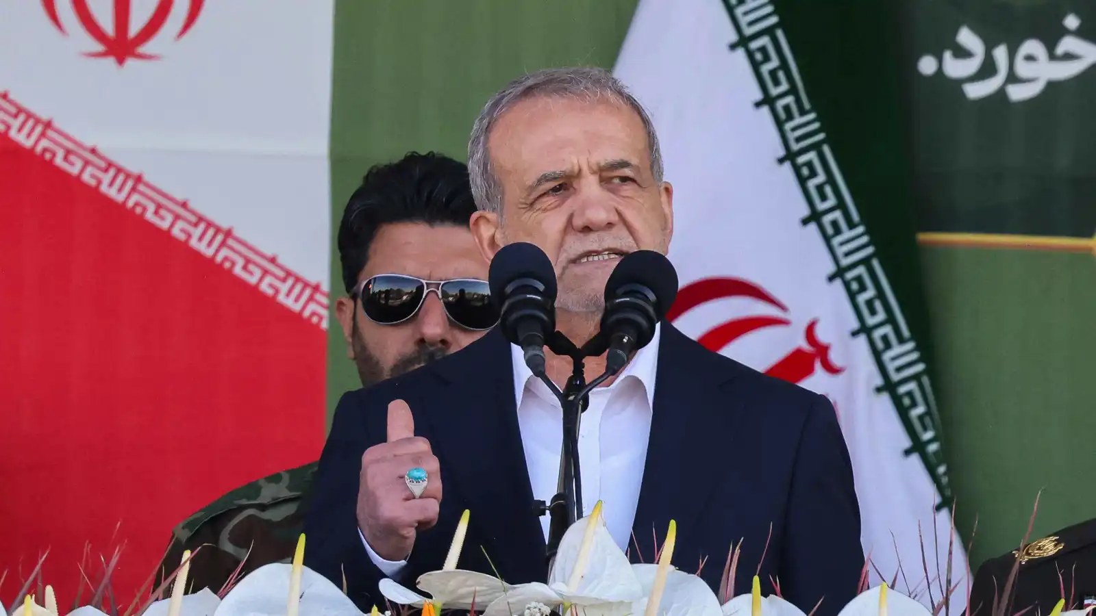 بعد مقتل لاريجاني.. بزشيكان يلوح بالاستقالة وسط اتهامات للحرس الثوري