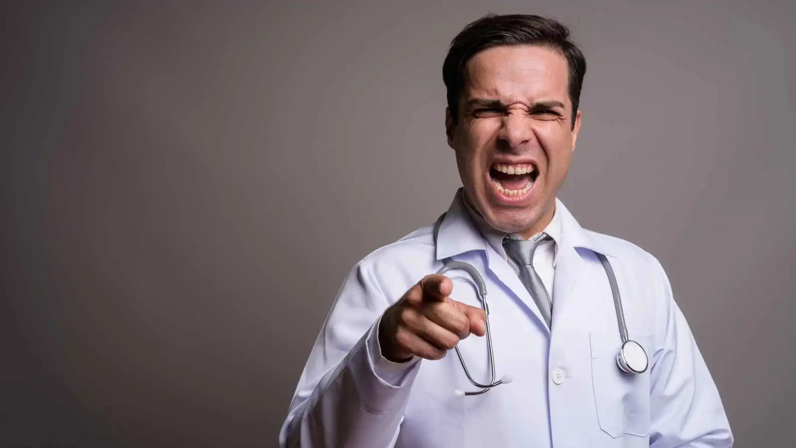 "تأثير الدكتور هاوس".. الفظاظة تجعل الأطباء أكثر إقناعاً