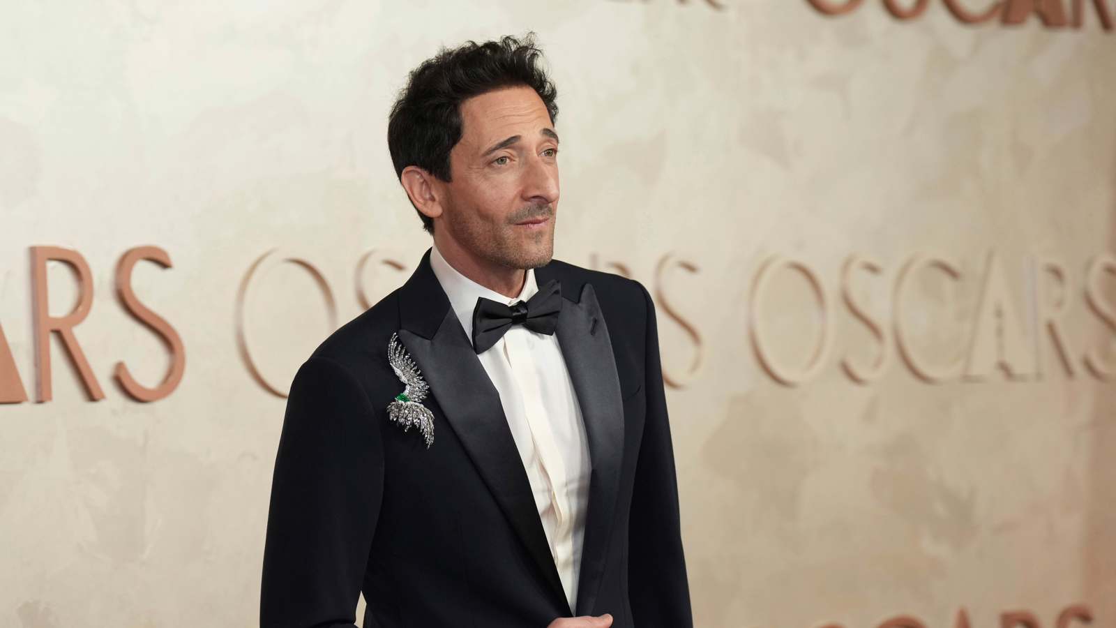 "علكة" أرديان برودي تثير الجدل في حفل الأوسكار (فيديو)