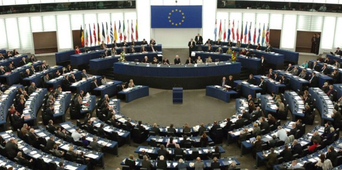 الاتحاد الأوروبي يرفض مطالب أمريكية بعزل إيران اقتصاديًا