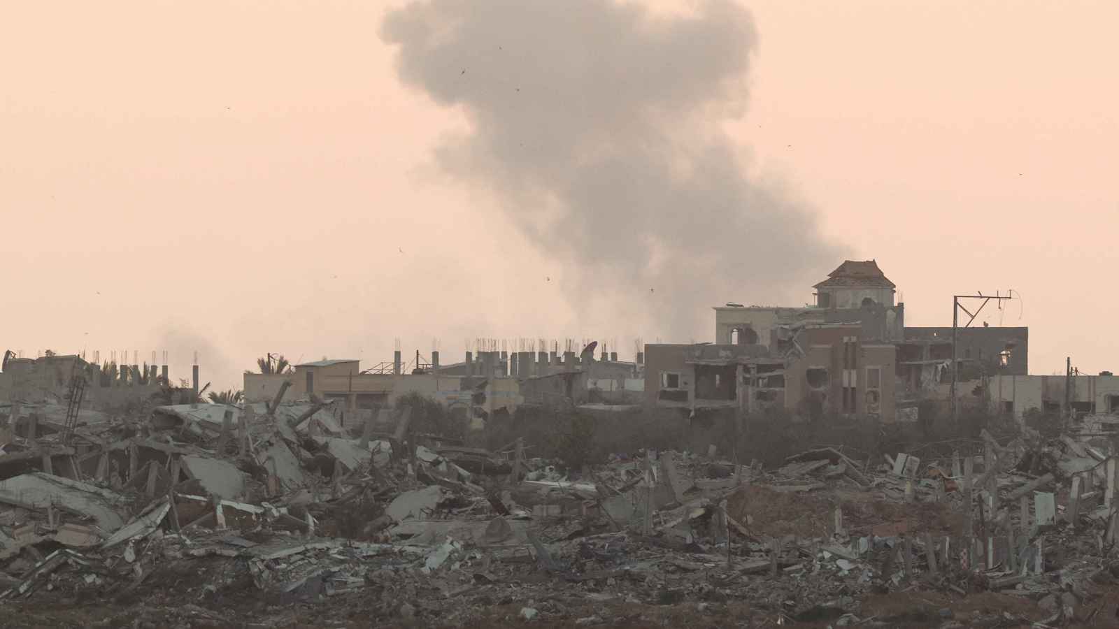 بعد حصاره.. إسرائيل تبدأ إجلاء قسرياً لمرضى "مستشفى العودة" في غزة