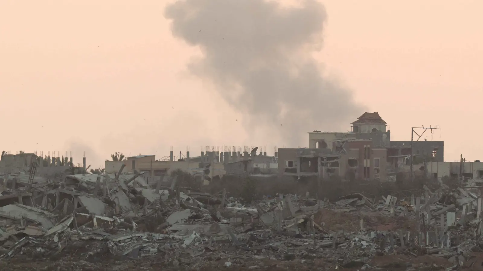 بعد حصاره.. إسرائيل تبدأ إجلاء قسرياً لمرضى "مستشفى العودة" في غزة