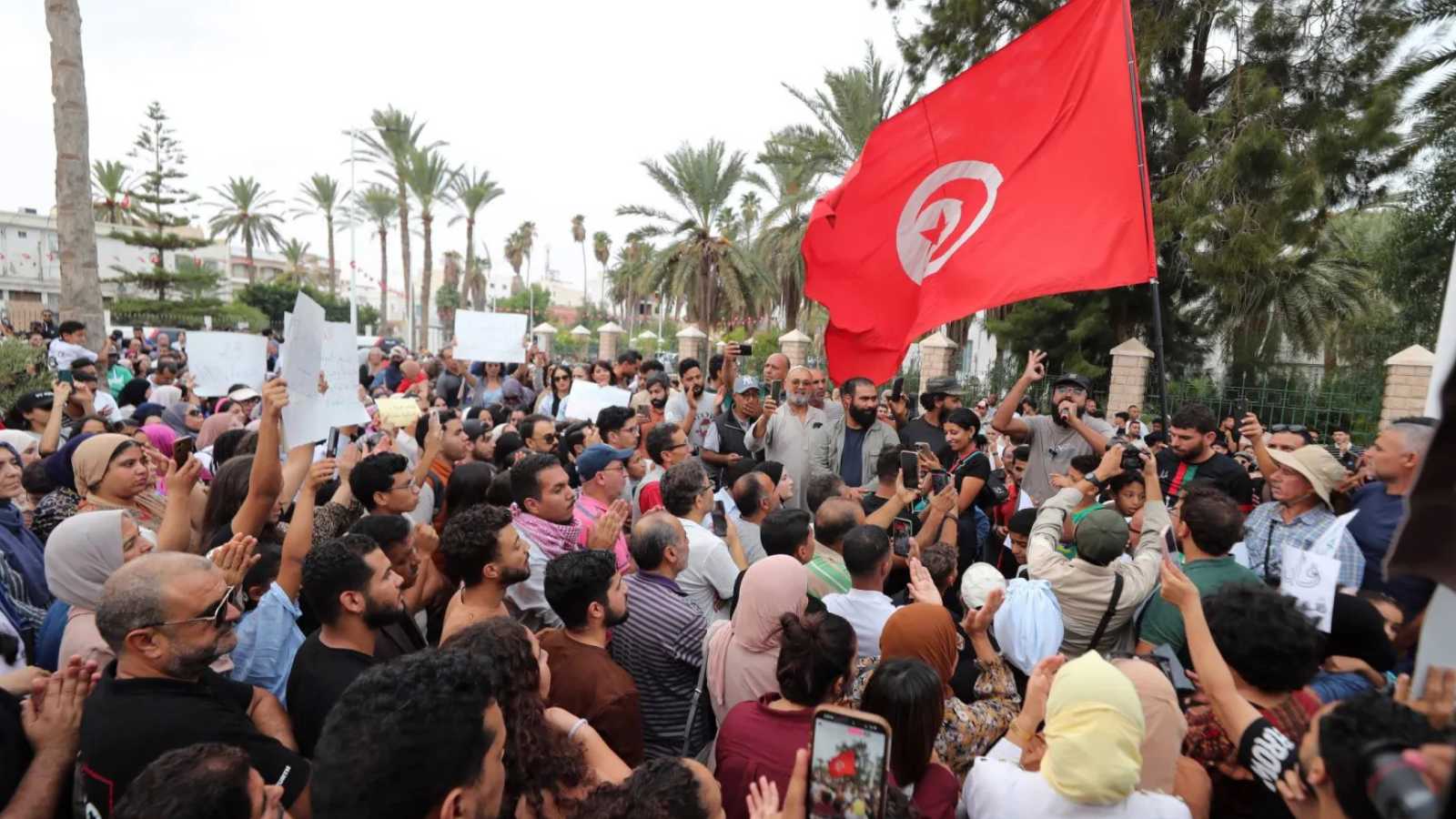 إضراب عام يشل البنوك والمؤسسات المالية في تونس
