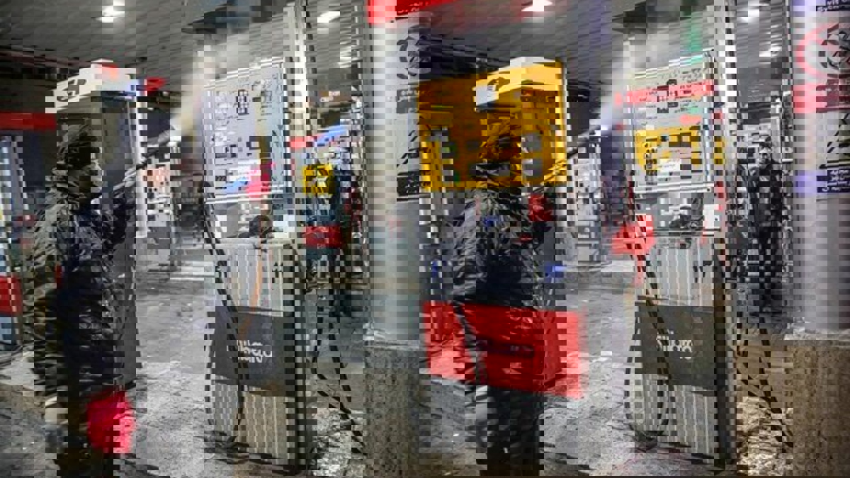 كورونا يعطل عمل 70% من محطات بيع الوقود في إيران