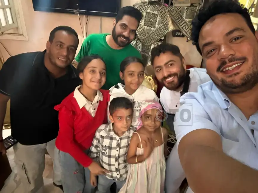 تامر حسني ومصطفى غريب مع الطفلة المريضة وعائلتها