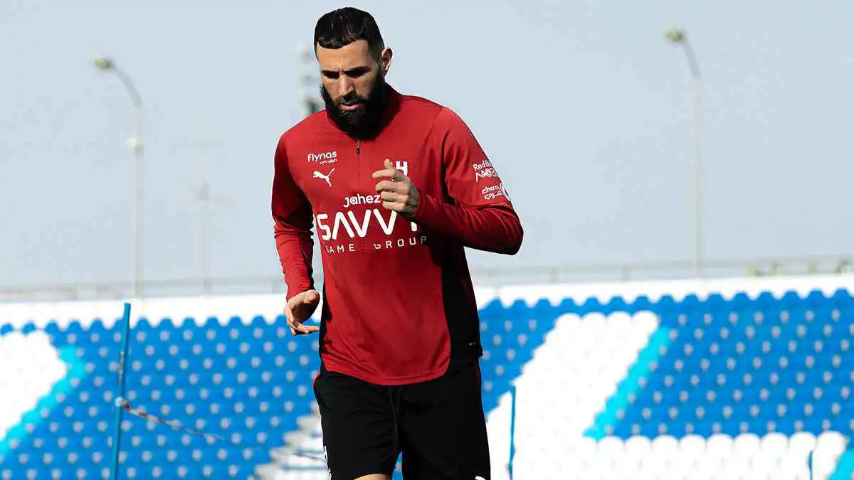 "بنزيما خرج غصبًا عنا".. تعليق ناري من عبد الله فلاته بعد اكتساح الاتحاد للغرافة