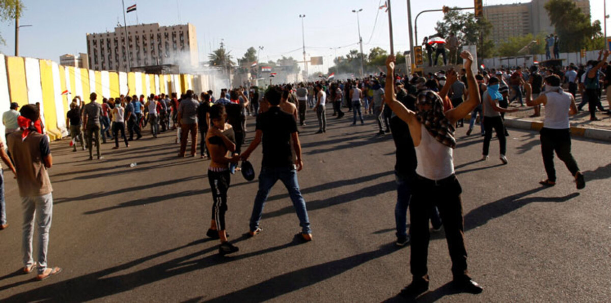 فرض حظر تجول في بغداد إثر اقتحام محتجين مكتب العبادي