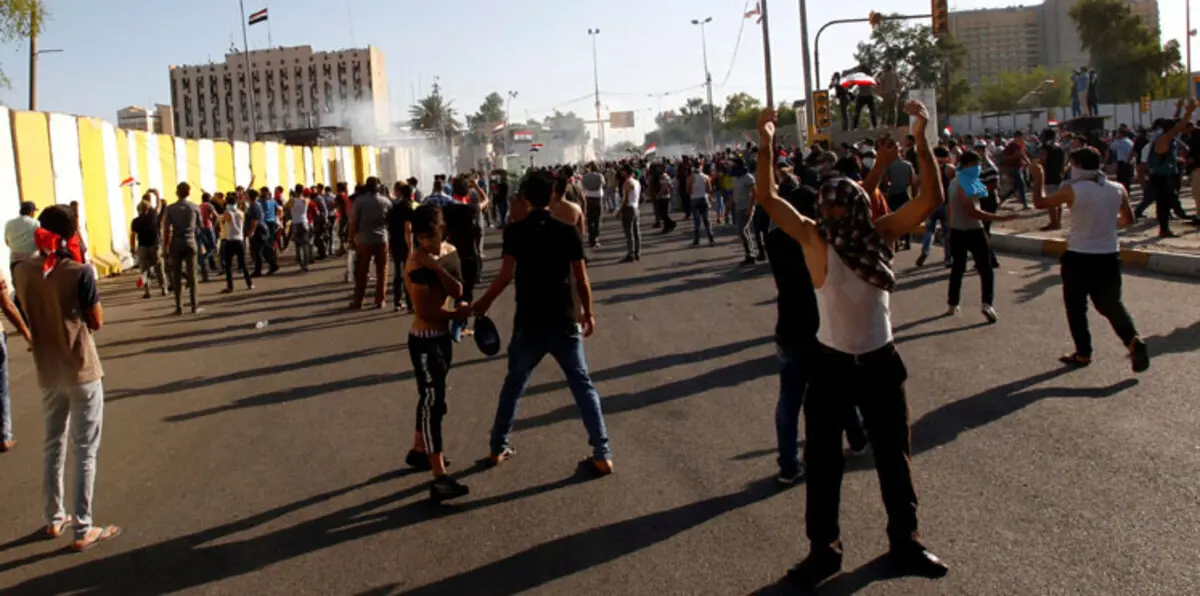 فرض حظر تجول في بغداد إثر اقتحام محتجين مكتب العبادي