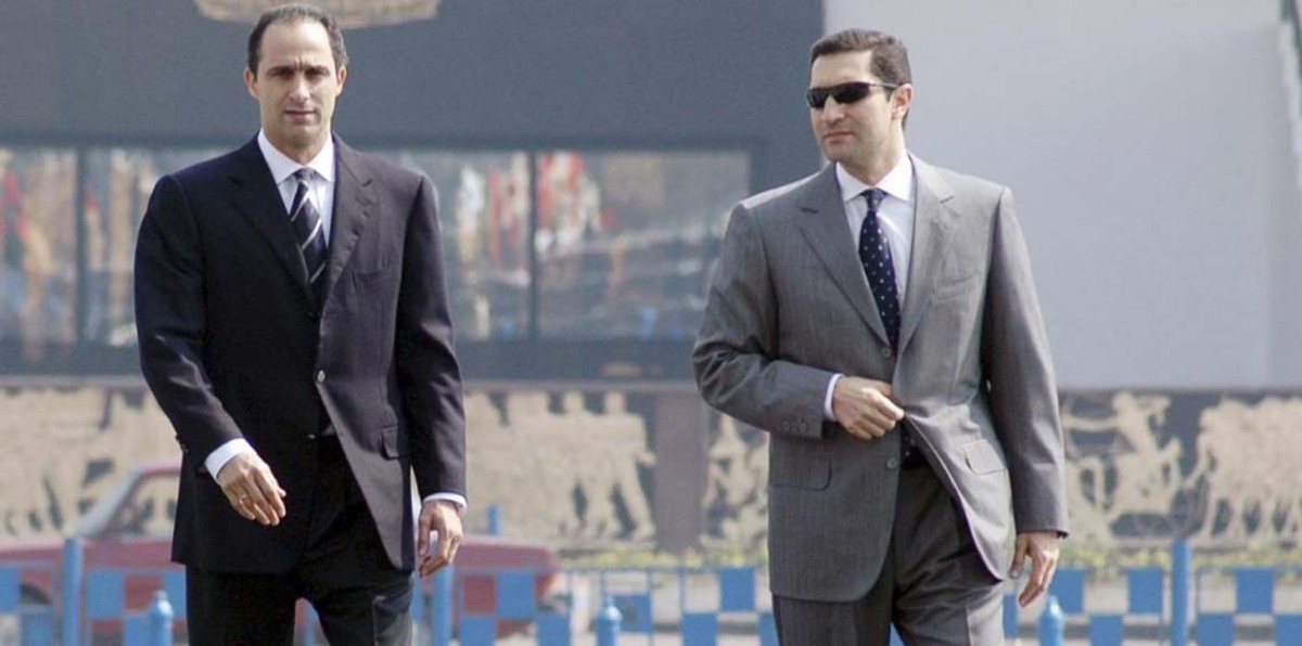 مصر.. تطور جديد بمحاكمة علاء وجمال مبارك حول "التلاعب في البورصة"