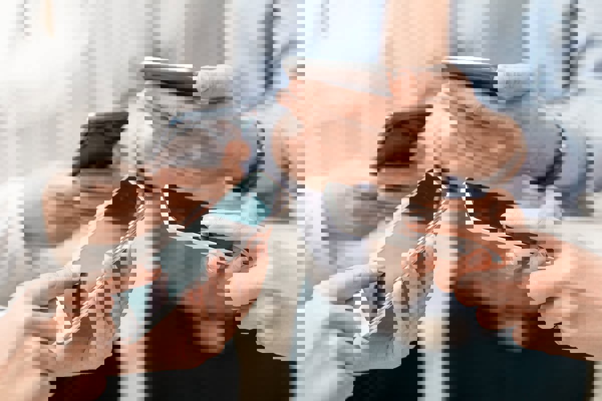 اختبار مدته ثانيتان لمعرفة ما إذا كان لديك "إصبع الهاتف الذكي‎"