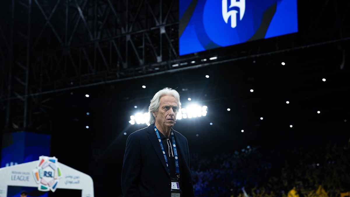 كاد يقتحم الملعب.. جيسوس ينفعل بشدة على نجم الهلال (فيديو)